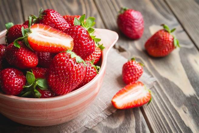 草莓能降低三酸甘油酯與壞膽固醇，並維持餐後的血糖穩定，能預防肥胖與心臟病、高血壓等疾病。(達志影像/shutterstock)