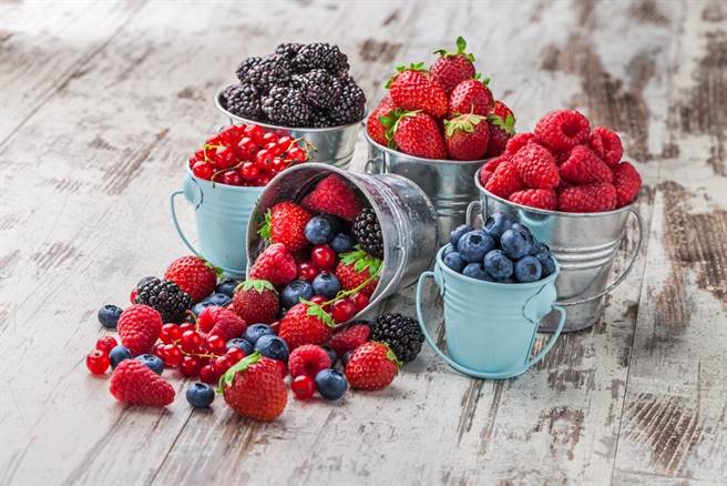 莓果類有大量的水分與纖維，能讓排便更順暢。（達志影像/shutterstock）