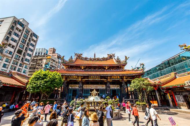 龙山寺的月老灵验，女大生带着蛋塔去求姻缘，隔天就被人搭讪。（图／达志影像）