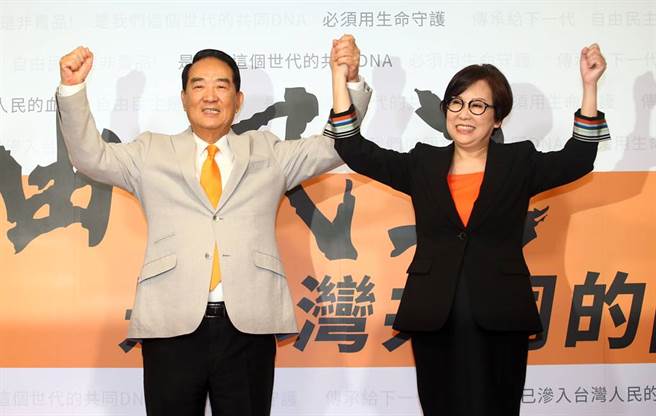 親民黨主席宋楚瑜（左）13日宣布投入總統大選，請來「廣告教母」余湘（右）擔任副手；宋表示2020是他的終局之戰，為這一戰，他已經準備了44年。（資料照片／陳信翰攝） 