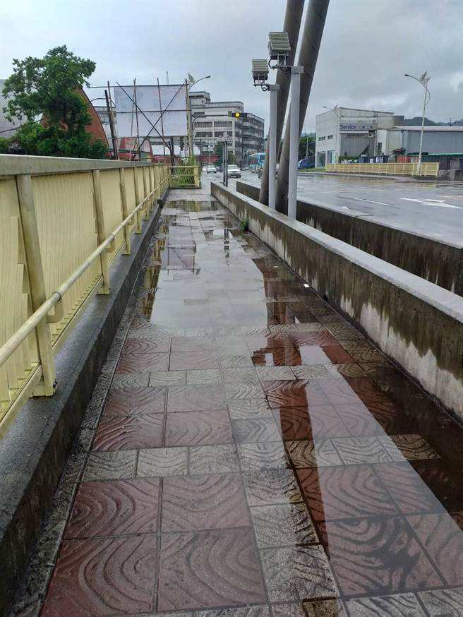 基隆七賢橋啟用不到2年，民眾抱怨人行道逢雨就積水。（議員楊秀玉提供／許家寧基隆傳真）