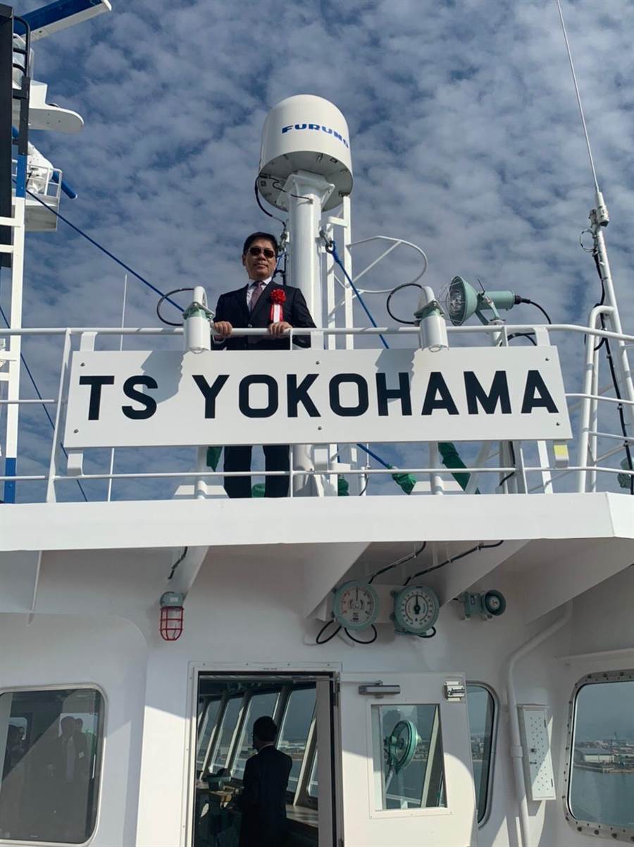 德翔海運董事長陳德勝在新船上視察。圖：德翔提供