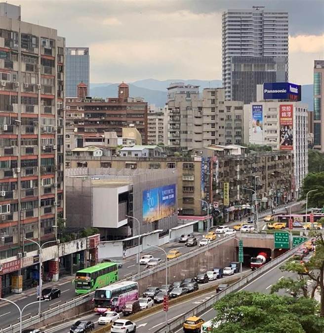 位于台北君悦饭店对面，基隆路的都更大案「ONE360升阳国际」，最近已展开潜销。（图／蔡惠芳）