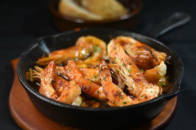 〈蒜香蝦油鮮蝦〉在西班牙的小酒館中，是點食率排行榜上的熱門菜式，在台北〈alma〉也可嘗到。（圖／姚舜）