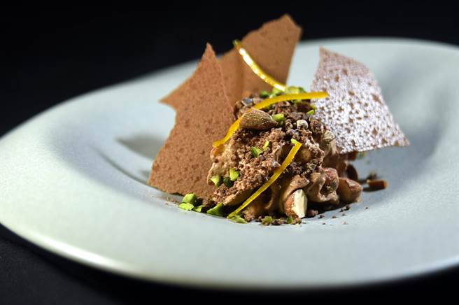 甜點〈巧克力世界〉是以巧克力薄片、乳沬、奶凍、蛋糕和餅乾屑共構呈現。（圖／姚舜）