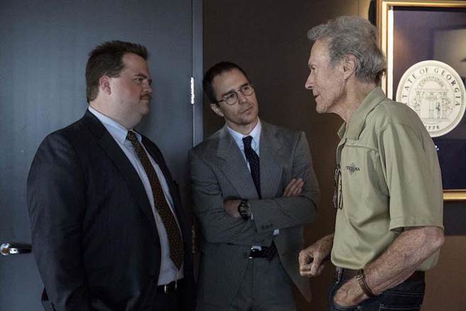 保羅華特豪澤（左起）、山姆洛克威爾與導演克林伊斯威特。（華納兄弟提供）