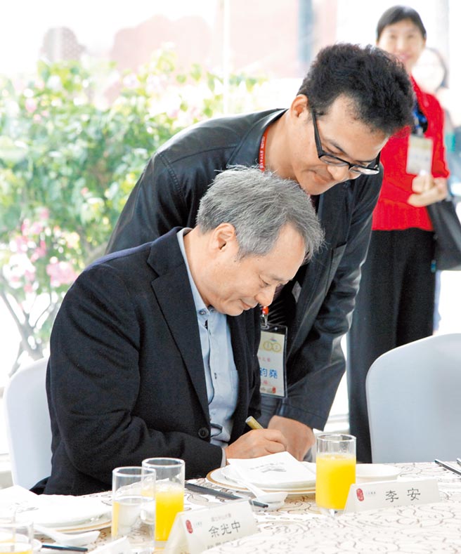 本文作者吴钧尧请李安签名。（作者提供）