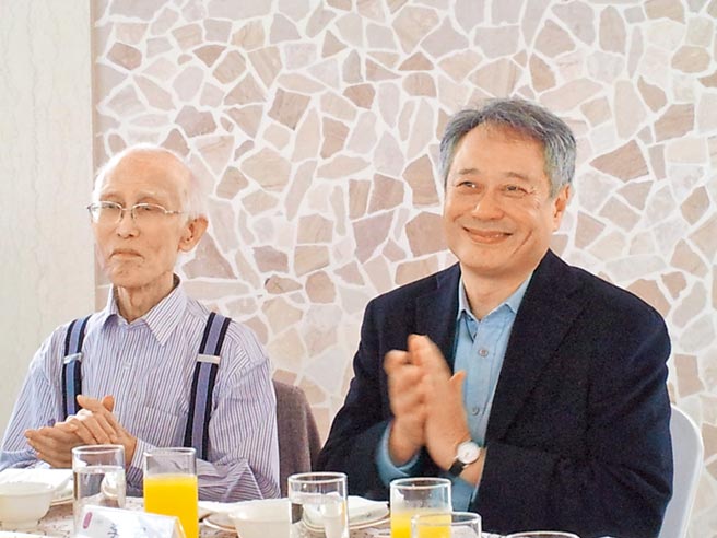 余光中（左）担任主持人，于高雄中山大学接待李安。（作者提供）