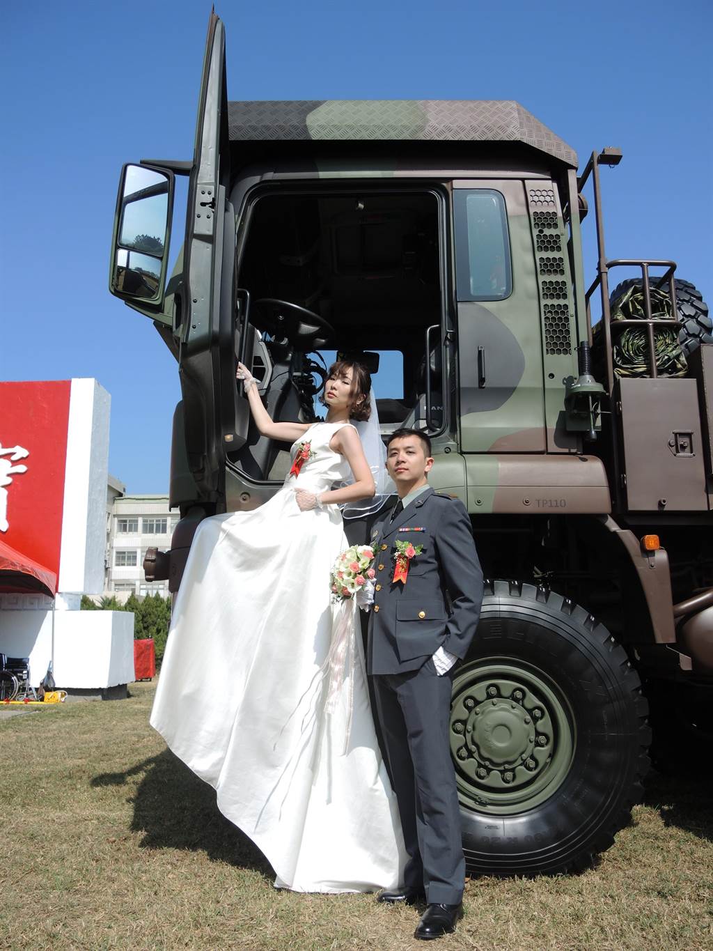 國軍出動雷霆2000讓新人們拍照留念，簡直像再拍一次婚紗。（邱立雅攝）