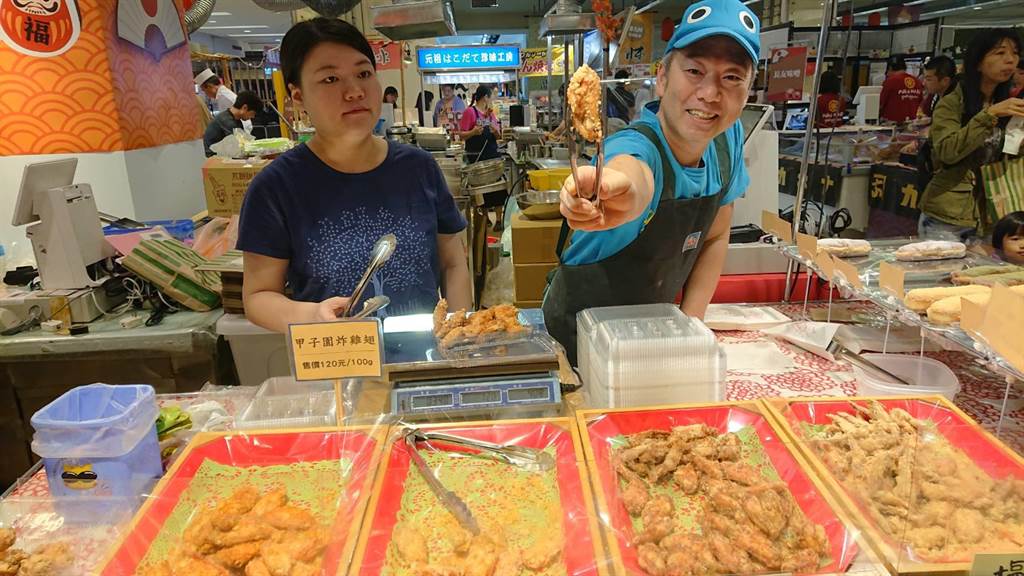 百貨公司日本商品展今年有起源於日本棒球聖地，酥脆多汁的「甲子園炸雞」。（程炳璋攝）
