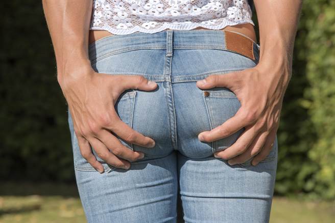 1名失智妇不满女看护，竟找来陌生男子假扮警察进入家门，对女看护摸臀性骚报復。(示意图/达志影像/shutterstock提供）
