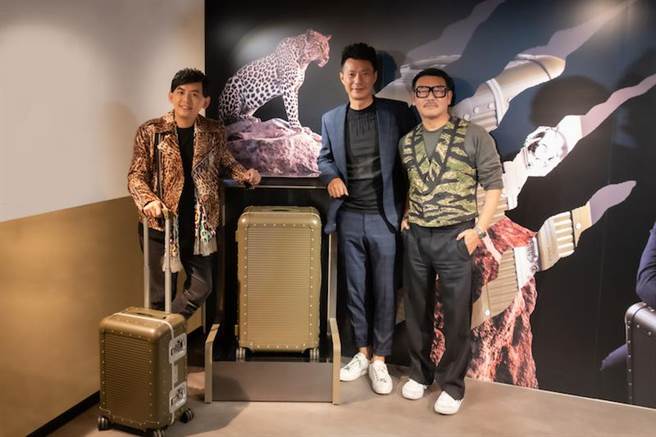 黄子佼（左起）、碧陞国际总经理Charles与袁青于FPM x Nick Wooster全球限量联名款上市潮流时尚名人对谈会合影。（品牌提供）