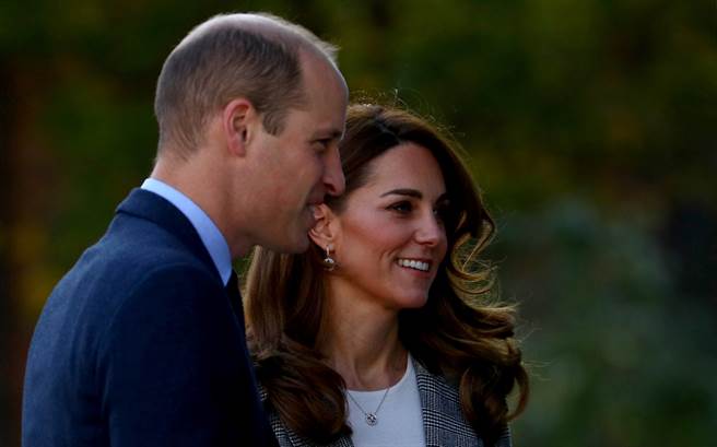 威廉王子与妻子凯特12日在伦敦出席慈善活动的神情。（路透）