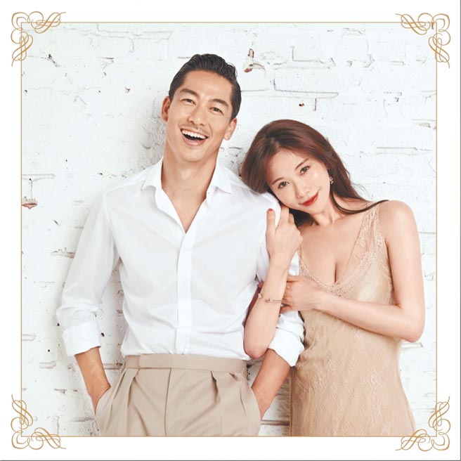 合照中的林志玲（右）小鸟依人靠在AKIRA旁。（林志玲工作室提供）