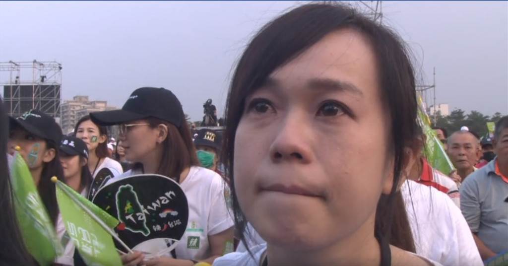 陳其邁對高雄溫情的發言，台下一名年輕支持者眼淚在眼眶裡打轉。（翻攝蔡英文臉書直播）