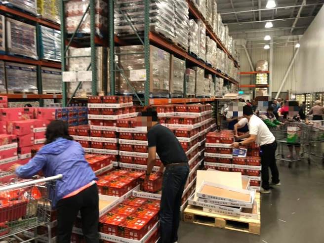 好市多又推出3合1拿铁特价优惠，竟引来民眾疯狂抢购。（图／翻摄自脸书社团）