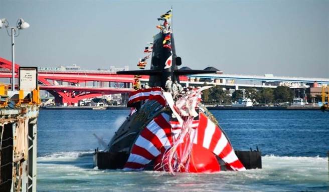 日本海上自卫队苍龙型最新潜舰「斗龙」号6日在神户市中央区的川崎重工神户工厂举行。（日本防卫省海上幕僚监部）