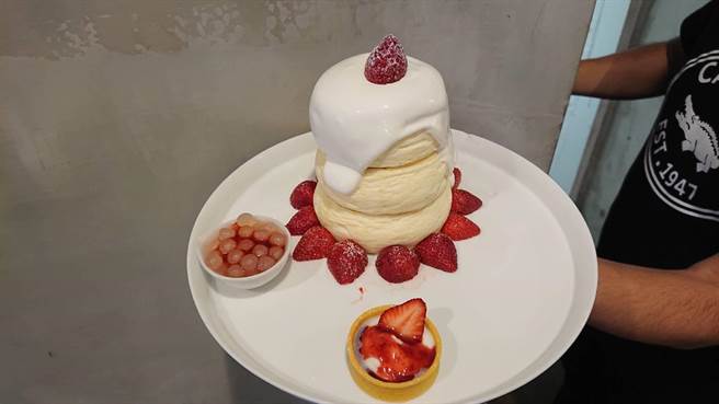 台湾名模林志玲挑上的这家霜花亭，招牌甜点是舒芙蕾松饼。（程炳璋摄）