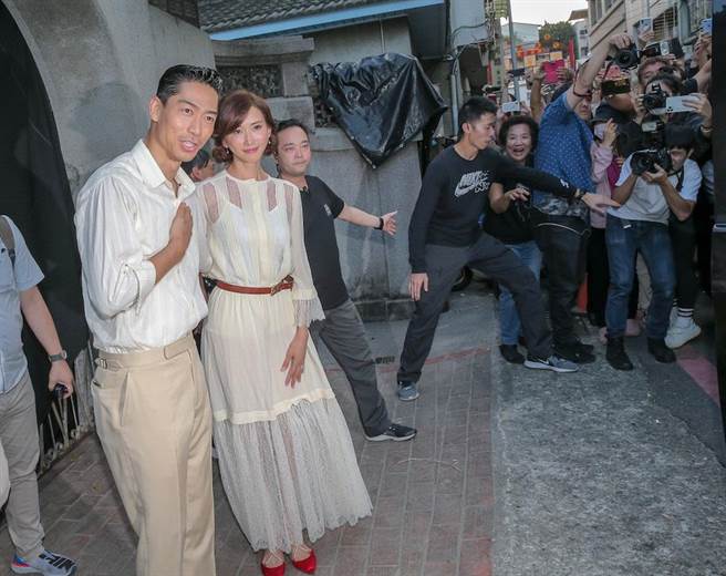 林志玲夫妇现身放闪！笑盈盈挥手致意。（卢祎祺摄）