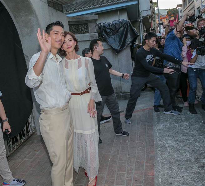 林志玲夫妇现身放闪！笑盈盈挥手致意。（卢祎祺摄）