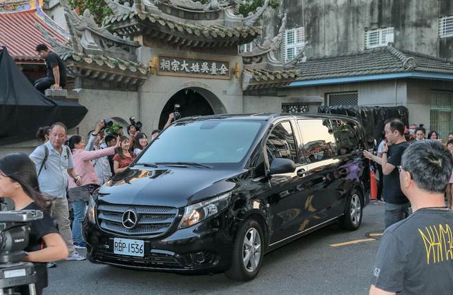 林志玲夫妇搭保姆车离开现场。（卢祎祺摄）