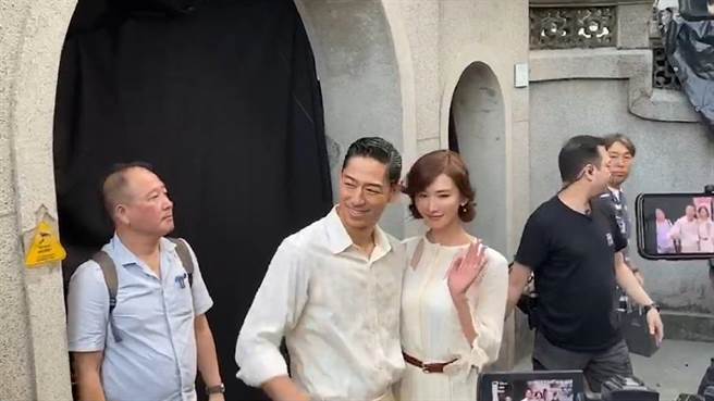 林志玲与未来夫婿AKIRA在母亲吴慈美过去住家附近的吴氏大宗祠彩排婚礼。（程炳璋翻摄）