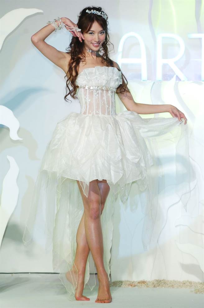 林志玲为代言彩妆再次穿白纱，裙襬前短后长设计秀出她招牌美腿。（图／中时资料照片）