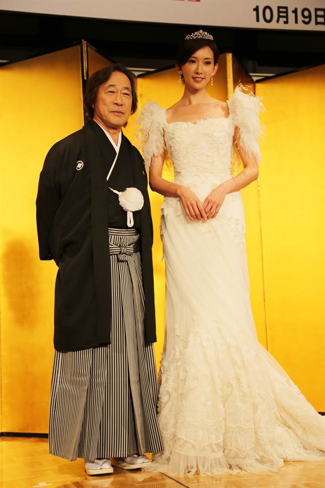 林志玲为宣传电影，和日剧《101次求婚》男主角武田铁矢合影，蓬蓬袖与小皇冠打扮公主味十足。（图／中时资料照片）