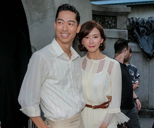 林志玲夫妇彩排结束特地向大家打招呼。(卢祎祺摄)