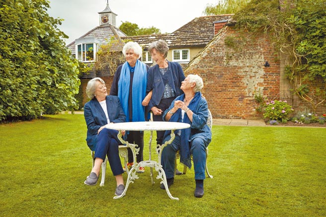 玛姬史密斯（左起）、琼安普洛莱特、艾琳阿特金斯、茱蒂丹契在《女神们的下午茶》笑谈50多年来的艺界人生。（水元素提供）