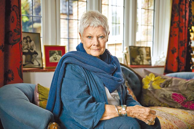 茱蒂丹契接演《007》「M夫人」角色，全是为了满足老公愿望。（水元素提供）