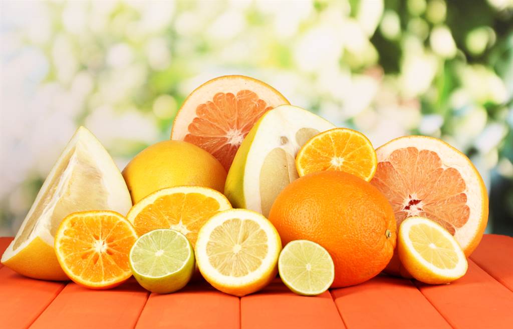 柑橘類像橘子、金桔或柚子等，都含有豐富的維生素C，對喉嚨很有幫助。（達志影像/shutterstock)
