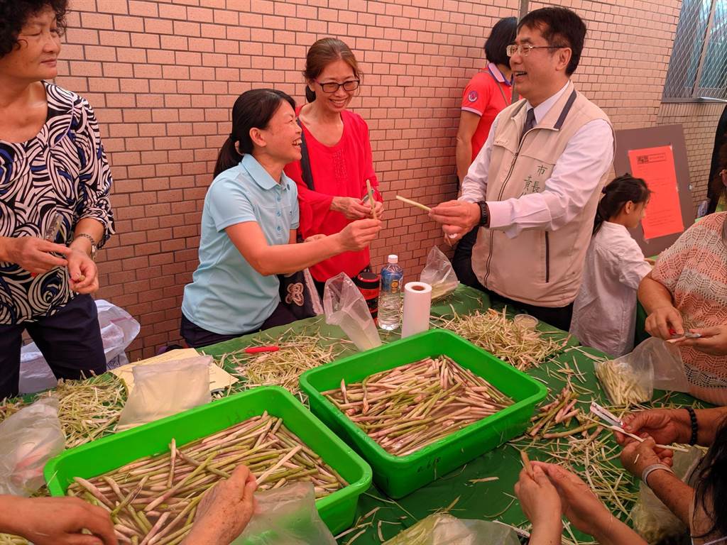 台南市長黃偉哲現場秀削蘆筍絕活與現場民眾同樂。（莊曜聰攝）