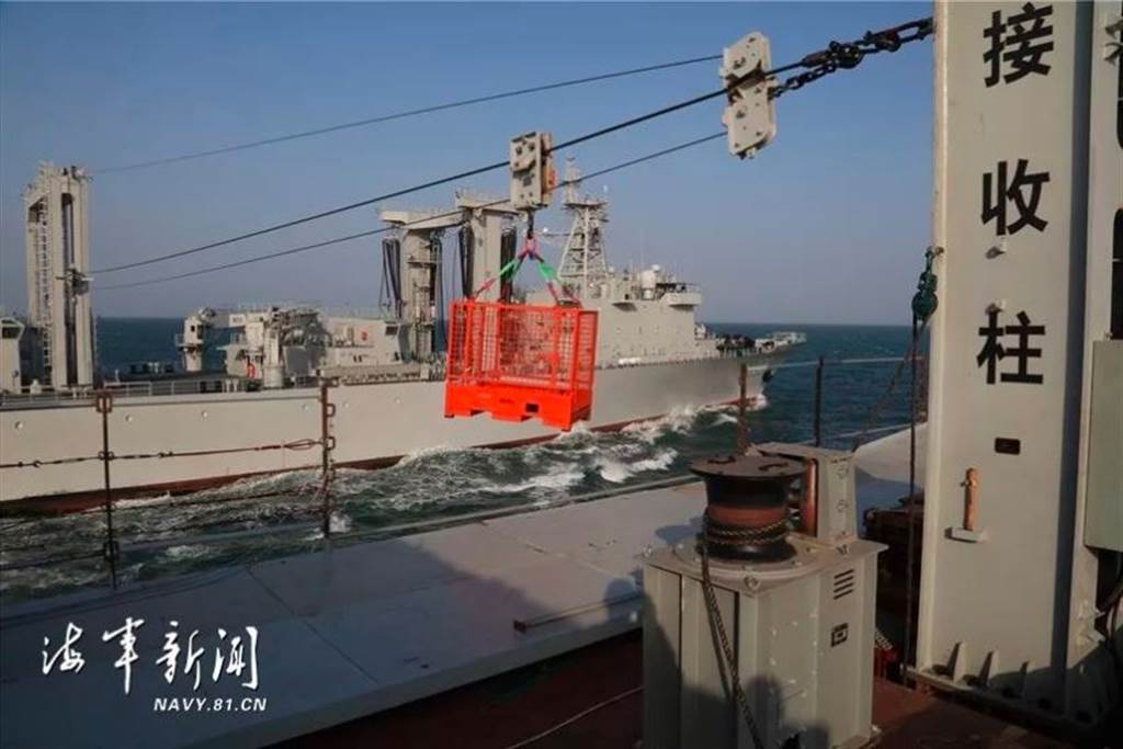 解放軍軍艦利用福州輪的航行橫向補給系統接收裝置，在兩艦間架起高架索，順利進行了物資相互轉運。（「海軍新聞」微信公眾號）