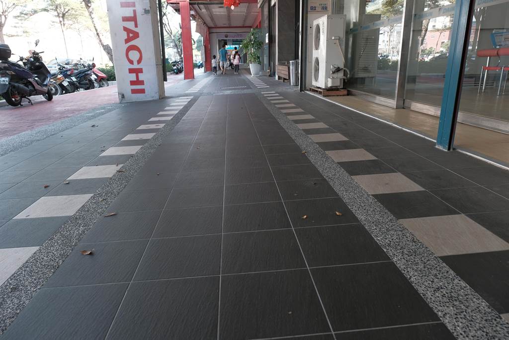 竹北市光明六路家樂福商圈騎樓整平示範路段，方便身障者通行。（羅浚濱攝）