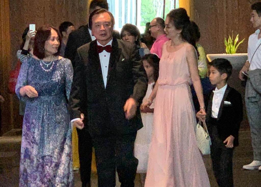 林志玲母親（左）以蘇菲雅量身訂製寶藍色禮服出席林志玲婚禮茶會。（蘇菲雅提供）