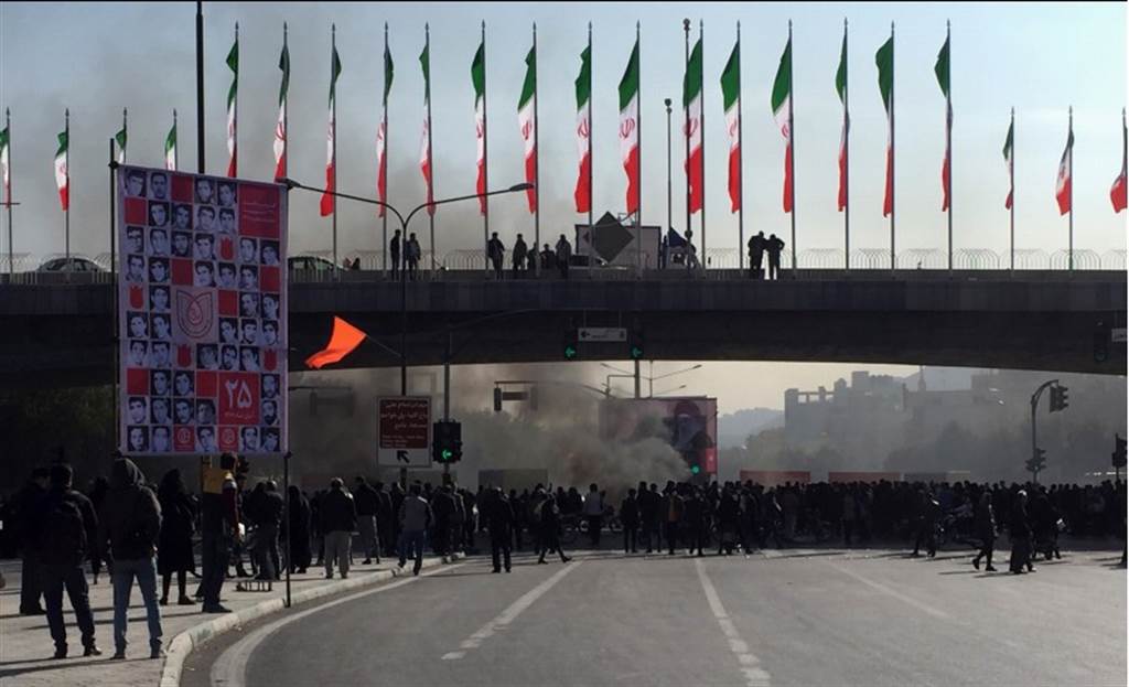 美國制裁導致伊朗經濟陷入困境，總統魯哈尼下令削減汽油補貼，油價變相增加50％，40個城市及市鎮15日因此爆發示威，警民衝突造成至少1人死亡。(美聯)