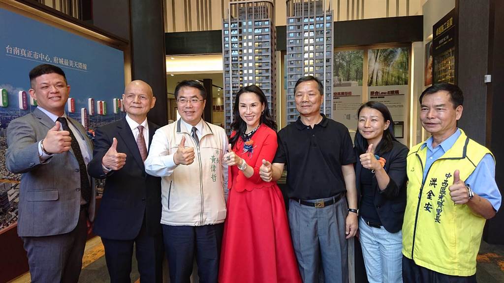 台南市長黃偉哲（左三）與遠雄建設公司總經理張麗蓉（紅衣者）在預售屋前合影。（程炳璋攝）