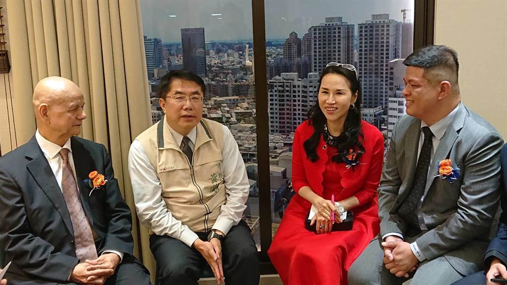 台南市長黃偉哲（左二）與遠雄建設公司總經理張麗蓉（紅衣者）談起台南市都市發展。（程炳璋攝）