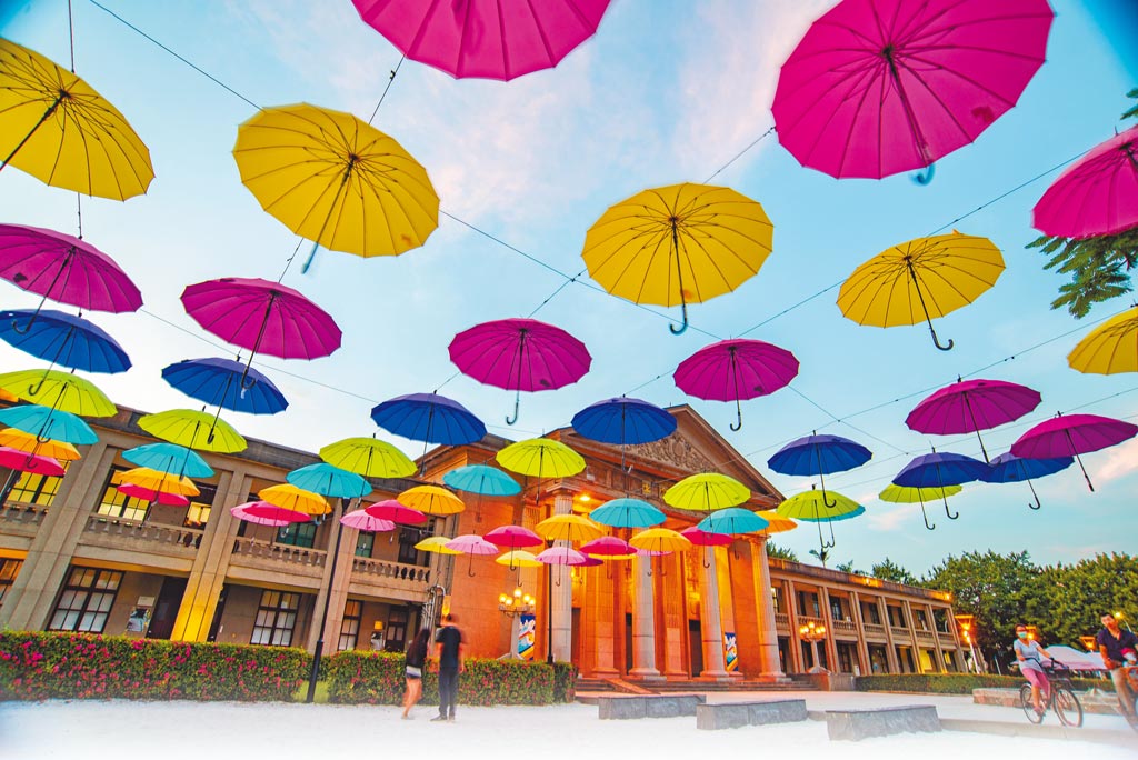 前廣場彩虹漂浮傘。圖片提供新北市政府文化局