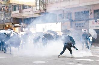 香港理大再爆警民衝突 汽油彈、煙霧彈橫飛