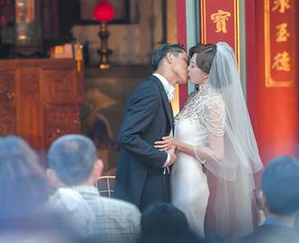 高清圖集》林志玲1117婚禮全紀錄 王子公主浪漫接吻宛如童話故事