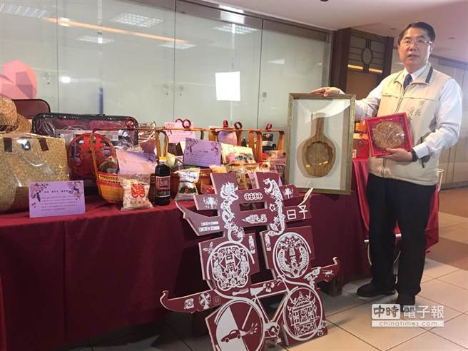 台南市长黄伟哲赠送「12项大礼」，所谓的嫁妆一牛车。（图／中时资料照）