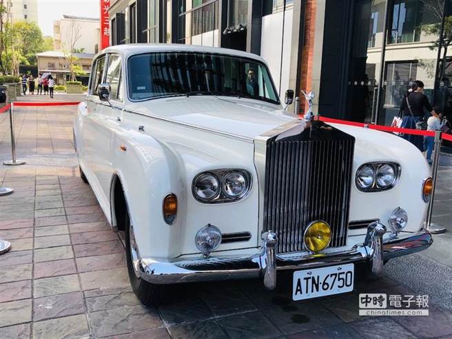 林志玲出嫁的礼车是劳斯莱斯为英国及摩纳哥皇家打造的Phantom VI Landaulettes。（图／记者江佩瑜摄）