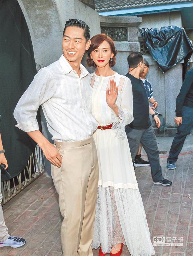 林志玲与AKIRA出来答谢大家关照。（图／记者卢祎祺摄）