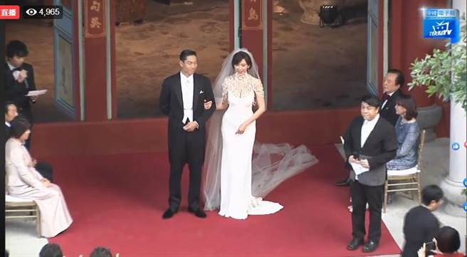 林志玲和AKIRA舉行結婚儀式，蔡康永擔任主持人。