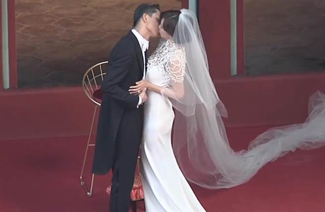 交換戒指後，AKIRA甜吻新娘林志玲。(翻攝自中時電子報臉書)