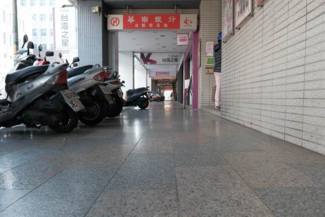 竹北市縣政九路華南銀行商圈騎樓整平，方便身障者通行。（羅浚濱攝）