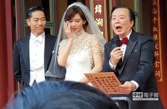 林志玲听到爸爸对AKIRA轻声交代的一句话，直接爆哭，泪腺全程溃堤。(读者提供)