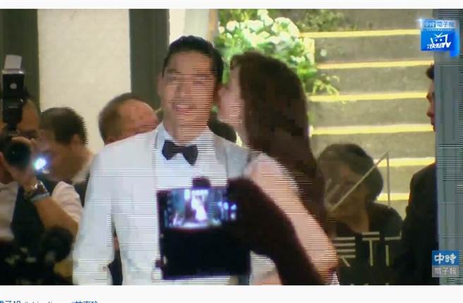 林志玲甜亲Akira。(取自中时电子报直播)